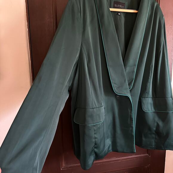 ELOQUII | Emerald Green Satin Shawl Collar Blazer with Piping | 28 - Picture 5 of 6